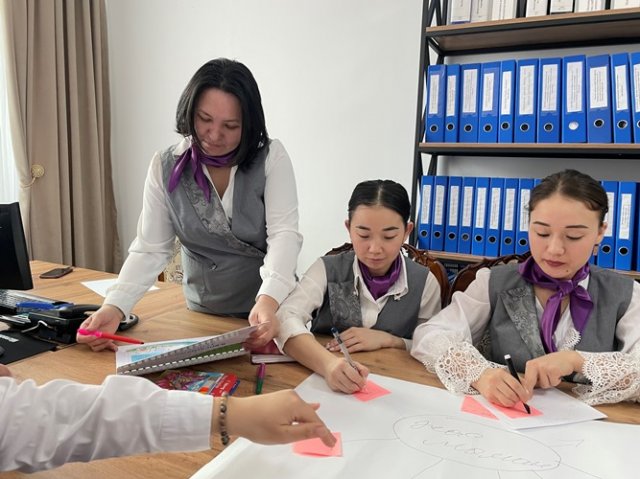 Қызметкерлер