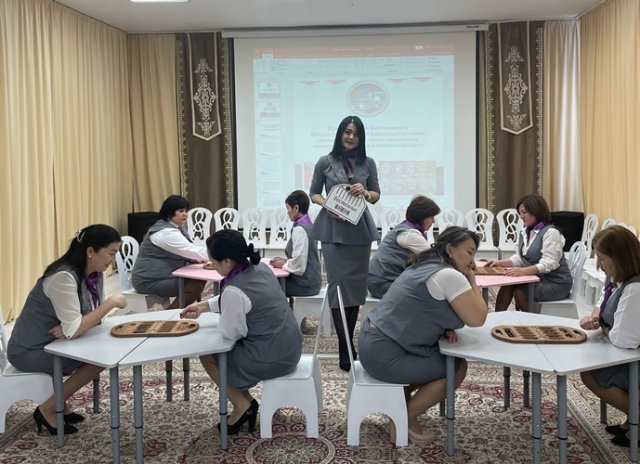 Қызметкерлер